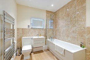 Luxury 3 Bedroom Apartment with Parking