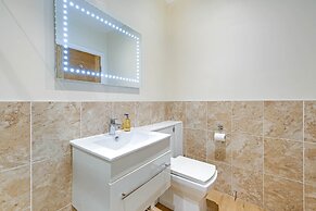 Luxury 3 Bedroom Apartment with Parking