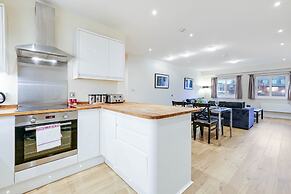 Luxury 3 Bedroom Apartment with Parking