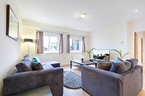 Luxury 3 Bedroom Apartment with Parking