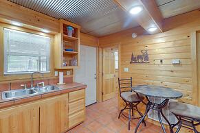 0.5 Mi to Greers Ferry Lake: Heber Springs Cabin