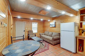 0.5 Mi to Greers Ferry Lake: Heber Springs Cabin