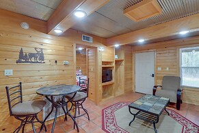0.5 Mi to Greers Ferry Lake: Heber Springs Cabin