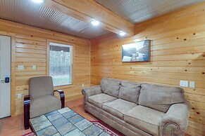 0.5 Mi to Greers Ferry Lake: Heber Springs Cabin
