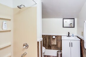 Greenwich Countryside Apartment w/ Shared Yard