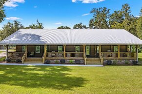 Tranquil Suite w/ Porch < 2 Mi to Cedar Lakes!
