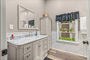 Tranquil Suite w/ Porch < 2 Mi to Cedar Lakes!