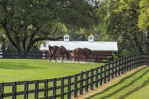 Tranquil Suite w/ Porch < 2 Mi to Cedar Lakes!