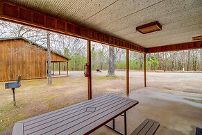 Heber Springs Cabin w/ Covered Patio: 1 Mi to Lake