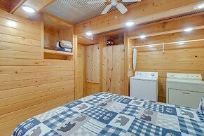 1/2 Mi to Greers Ferry Lake: Quiet Cabin w/ Porch