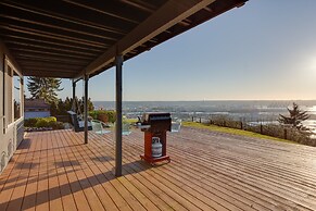 Scenic Tacoma Apartment w/ Deck & Fire Pit!