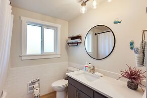 Scenic Tacoma Apartment w/ Deck & Fire Pit!