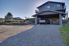 Scenic Tacoma Apartment w/ Deck & Fire Pit!