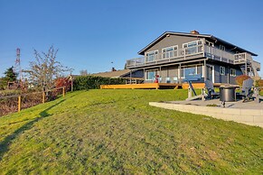 Scenic Tacoma Apartment w/ Deck & Fire Pit!