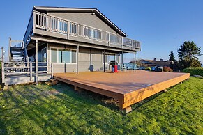 Scenic Tacoma Apartment w/ Deck & Fire Pit!