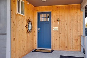 Scenic Tacoma Apartment w/ Deck & Fire Pit!