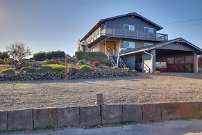 Scenic Tacoma Apartment w/ Deck & Fire Pit!