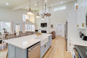 Waterfront Retreat on Greers Ferry Lake w/ Hot Tub