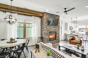 Dtwn Blowing Rock Condo w/ Private Hot Tub!