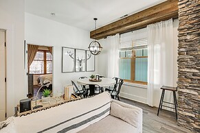 Dtwn Blowing Rock Condo w/ Private Hot Tub!