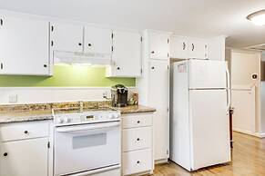 Aiken Apt w/ Garden-view Balcony: Half-mi to Dtwn!