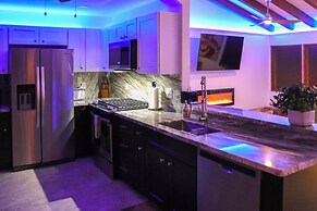 1 Mi to Dtwn: Scenic Prescott Hillside Retreat!