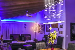 1 Mi to Dtwn: Scenic Prescott Hillside Retreat!