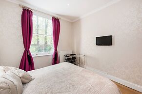 Inviting 1BD Hideaway Kensington Olympia!