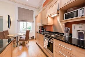 Inviting 1BD Hideaway Kensington Olympia!