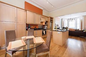 Inviting 1BD Hideaway Kensington Olympia!