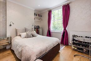 Inviting 1BD Hideaway Kensington Olympia!