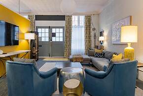 Elegant Edgy Loft on Historic Alley Parking