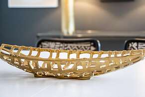 Elegant Edgy Loft on Historic Alley Parking