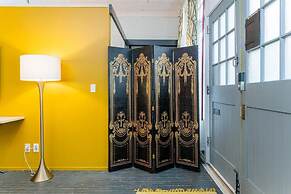 Elegant Edgy Loft on Historic Alley Parking