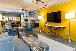 Elegant Edgy Loft on Historic Alley Parking