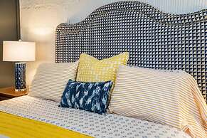 Elegant Edgy Loft on Historic Alley Parking