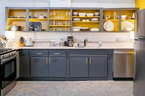 Elegant Edgy Loft on Historic Alley Parking