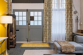 Elegant Edgy Loft on Historic Alley Parking