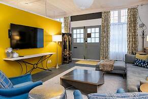 Elegant Edgy Loft on Historic Alley Parking