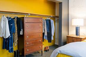 Elegant Edgy Loft on Historic Alley Parking