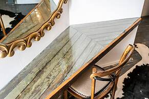 Elegant Edgy Loft on Historic Alley Parking