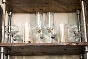 80 LEX 202 Iconic Location Park Free Off Street