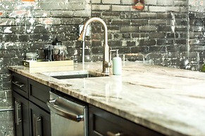 80 LEX 202 Iconic Location Park Free Off Street