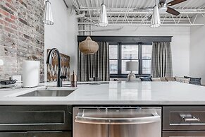 80 LEX 204 Industrial Chic Free Parking