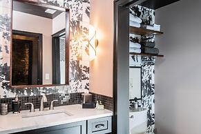 80 LEX 204 Industrial Chic Free Parking