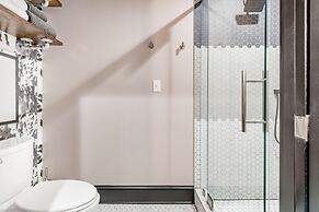 80 LEX 204 Industrial Chic Free Parking