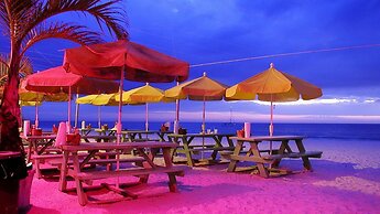 Twin Tiki - Full Property - 4 Bedroom