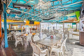 Harbourside 7716- Splash On The Rocks