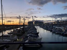 Brighton Water Cabin With Free Parking