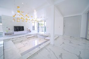 EL AMO LAKEVIEW VILLA